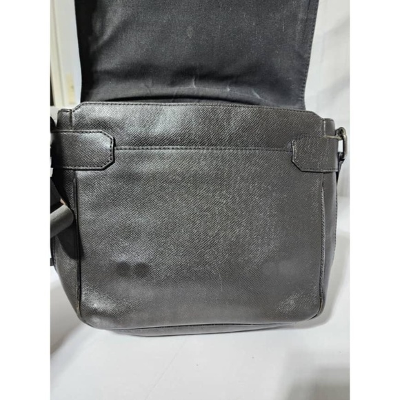 Authentic Louis Vuitton Taiga Andrei Messenger/Crossbody Bag Dark Grey - Picture 9 of 16